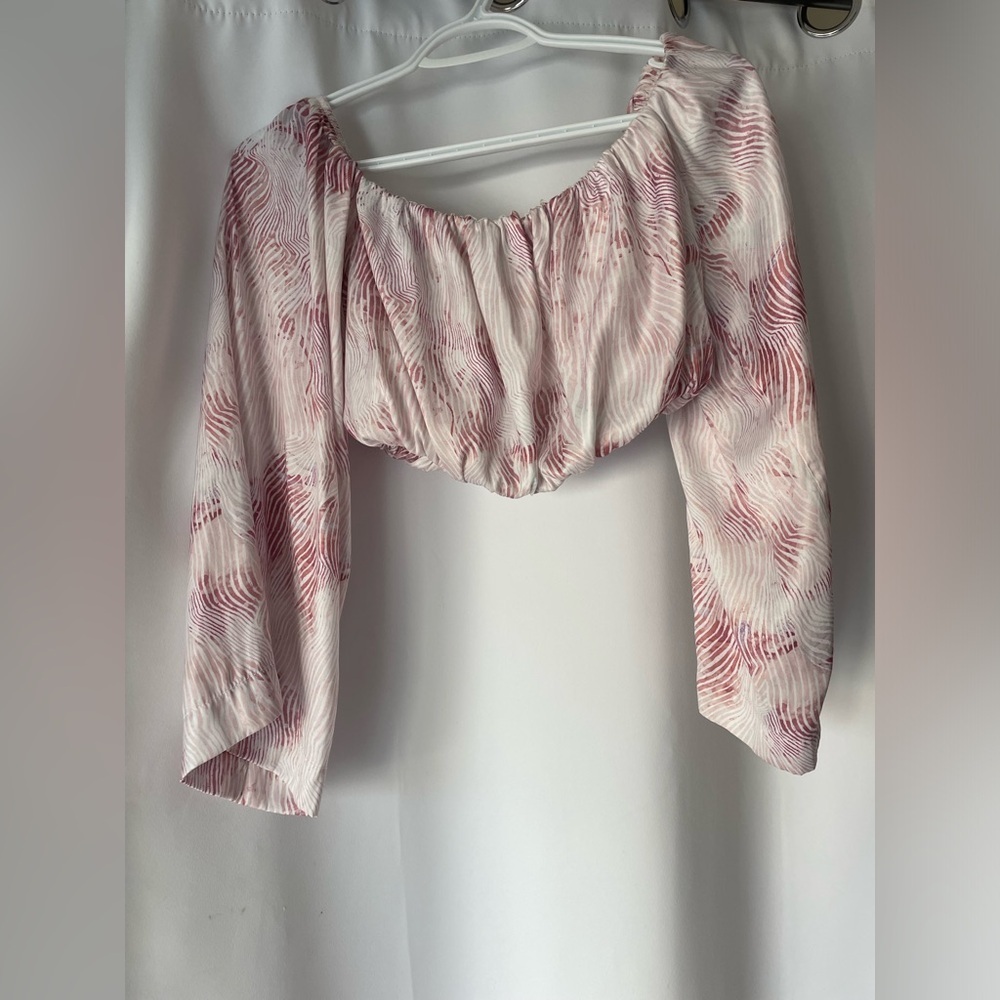 NWOT Dynamite Women's Swirl Pattern cropped Blouse flared sleeves size XS - Picture 3 of 5